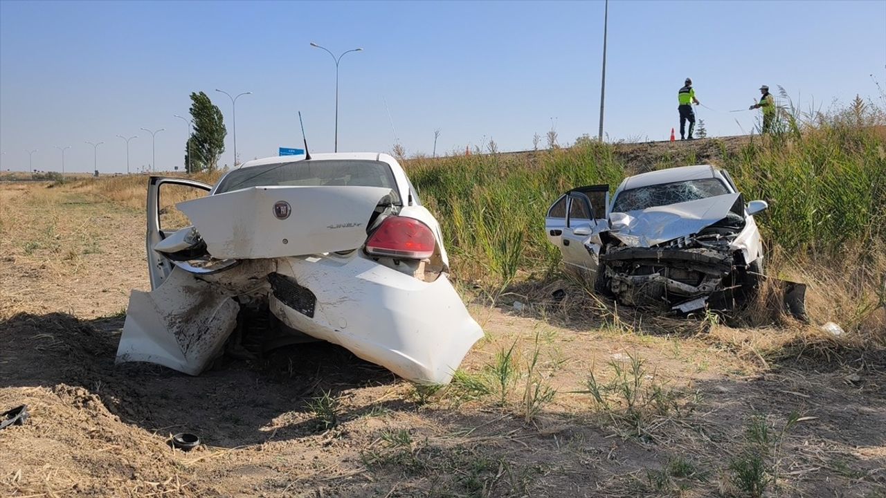 Altıntaş'ta polis aracına arkadan çarpan otomobilde 2'si çocuk 4 kişi yaralandı