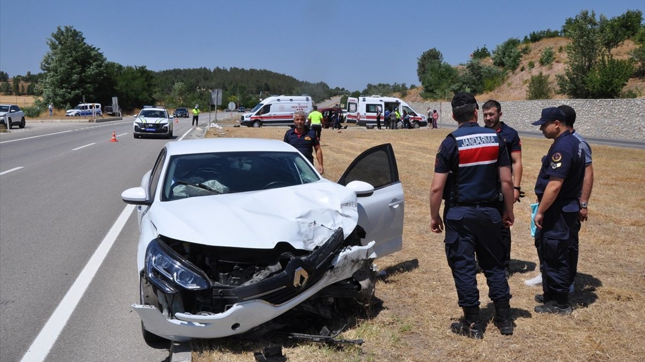 Amasya'da Hafif Ticari Araç ile Otomobilin Çarpışması: 10 Yaralı