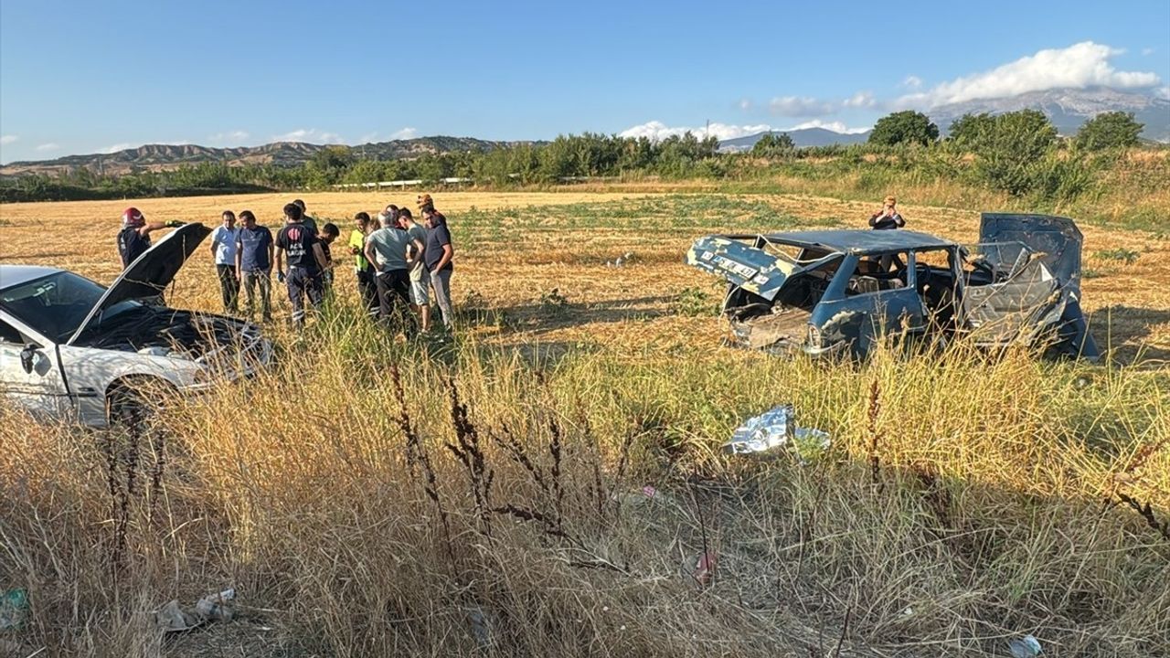 Amasya'da iki otomobilin çarpışması: Suluova'da 5 kişi yaralandı