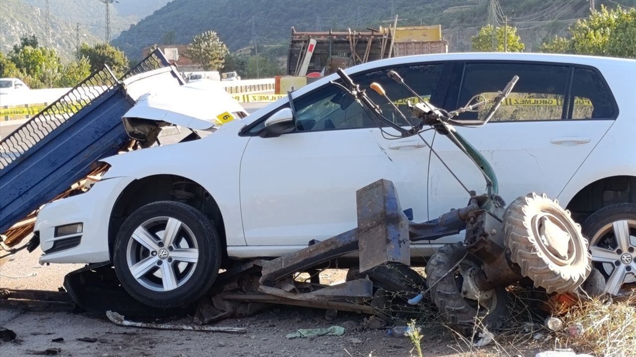 Amasya'da Otomobil ve Tarım Aracının Çarpışması: 2 Ölü, 6 Yaralı