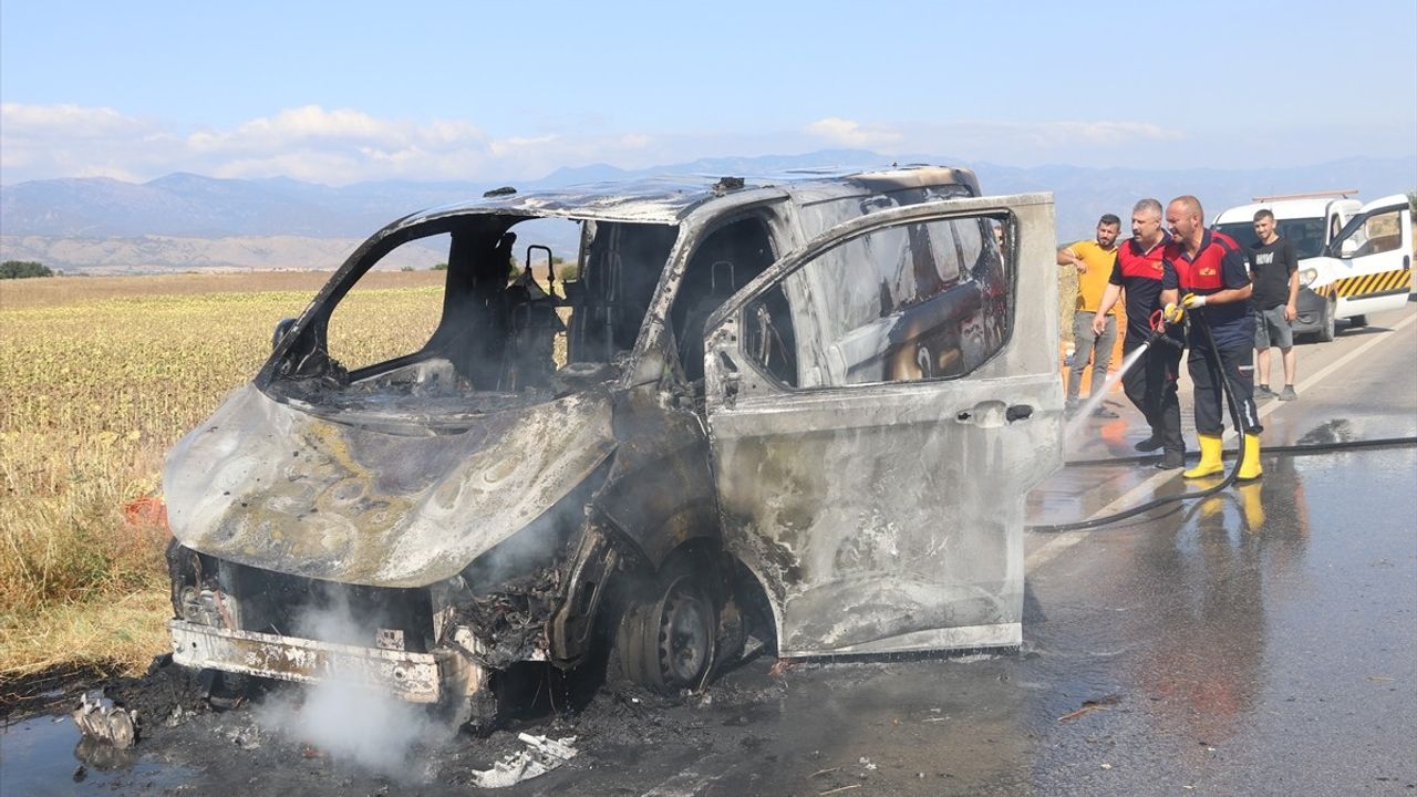 Amasya'da Seyir Halinde Alev Alan Panelvan Kullanılamaz Hale Geldi