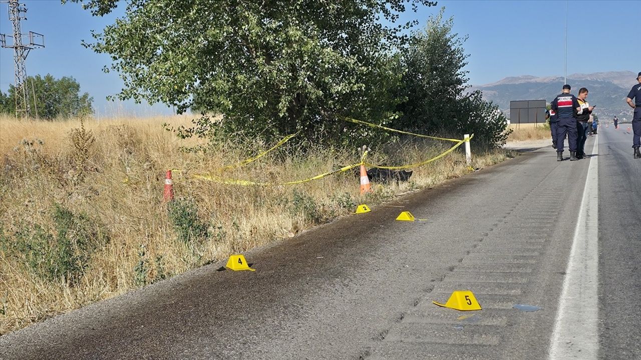 Amasya'da Yol Kenarında Arıza Kontrolü Yapan Kişiye Tır Çarptı