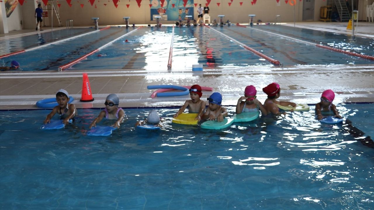 Amasya'da 'Yüzme Bilmeyen Kalmasın' ile 7 yılda 30 bin kişi yüzme öğrendi