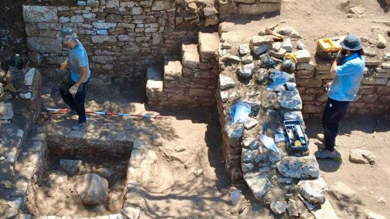 Amos Antik Tiyatrosu’ndaki Kazılar: Sıvalı Duvarlar ve Mozaikler Günışığına Çıkıyor