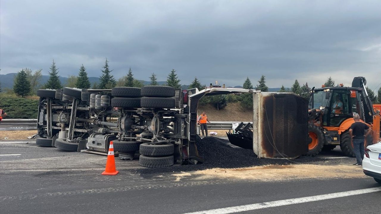 Anadolu Otoyolu Bolu Dağı'nda asfalt yüklü kamyon devrildi — İstanbul yönü trafiğe kapandı