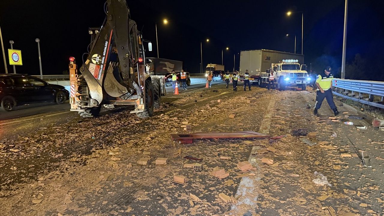 Anadolu Otoyolu'nda Devrilen Tır Trafiği Aksattı