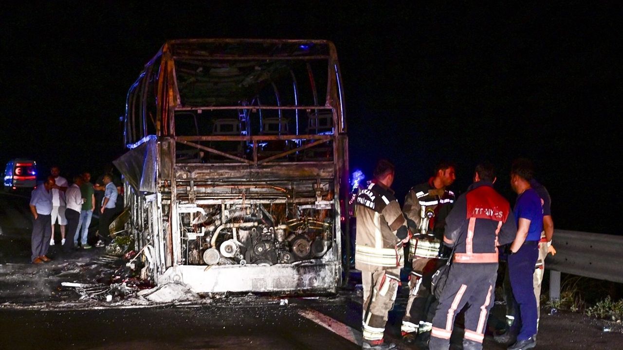 Anadolu Otoyolu'nda seyir halindeki yolcu otobüsü yanarak kullanılmaz hale geldi