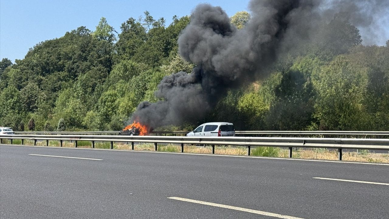Anadolu Otoyolu'nda Yangın: Bir Araç Kullanılamaz Hale Geldi