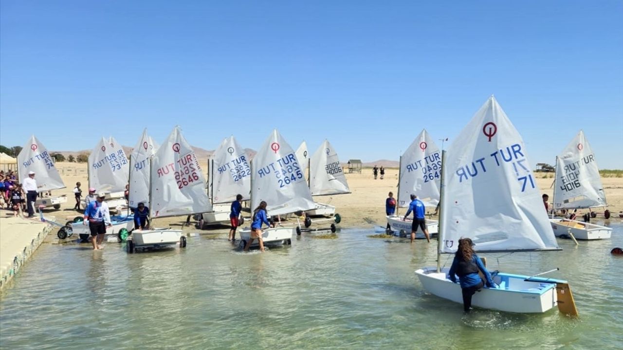 Anadolu Yelken Ligi Optimist Yarışları Hirfanlı Baraj Gölü'nde başladı