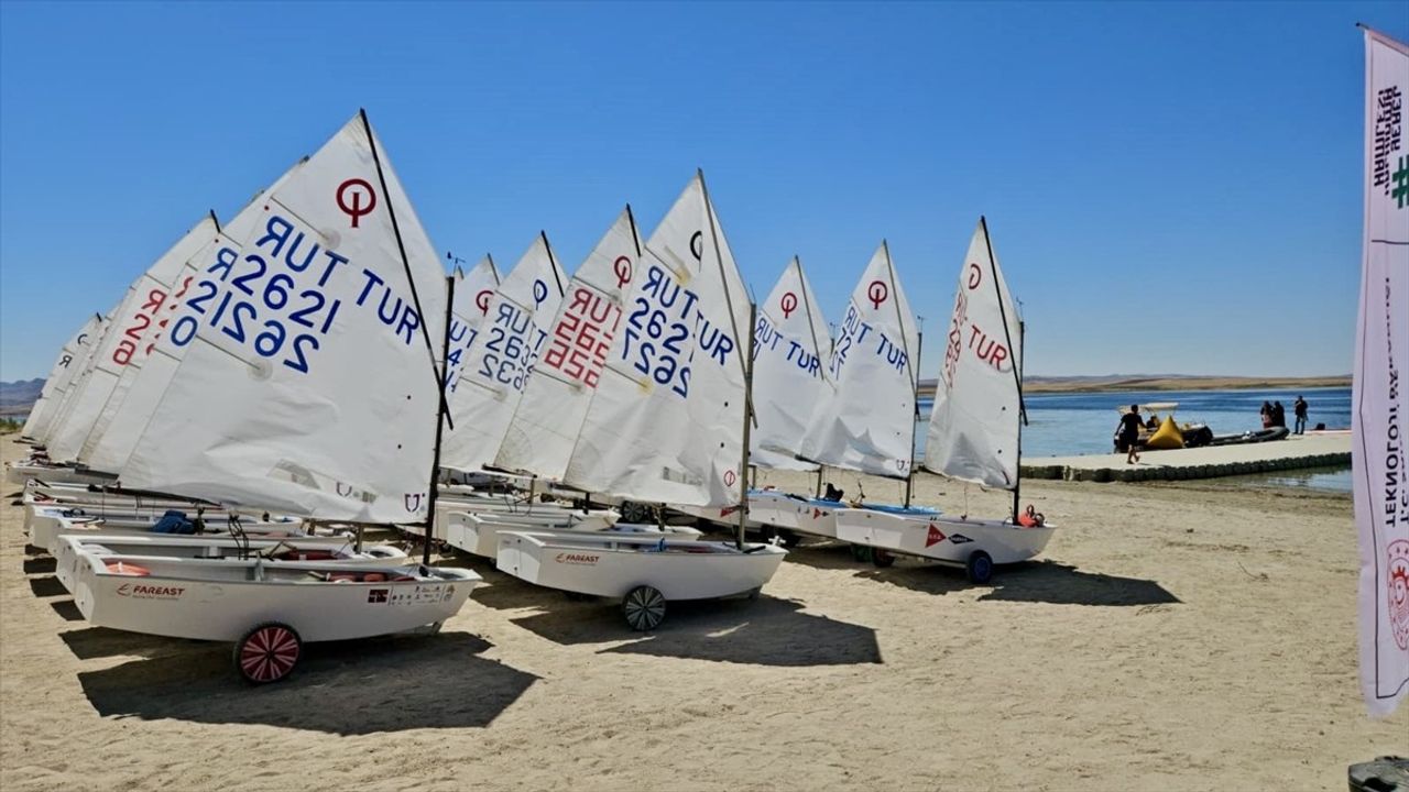 Anadolu Yelken Ligi Optimist Yarışları Hirfanlı'da: İki kategoride devam ediyor