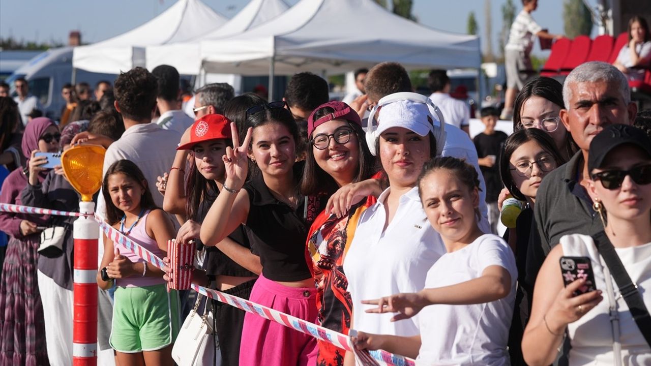 Ankara'da devlet korumasındaki çocuklar için model uçak uçuş sergisi düzenlendi