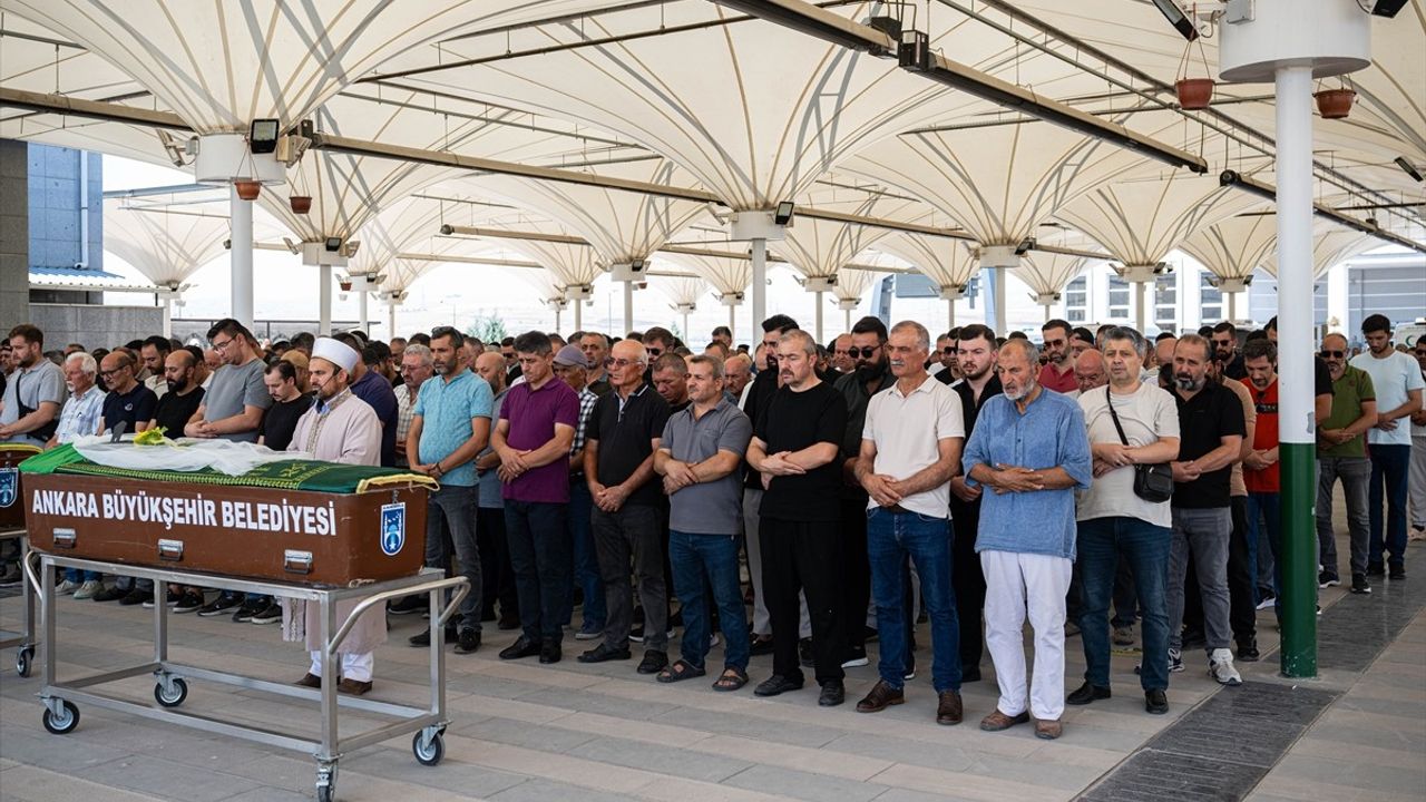 Ankara'da Kavga Sonucu Hayatını Kaybeden Kadının Cenazesi Defnedildi