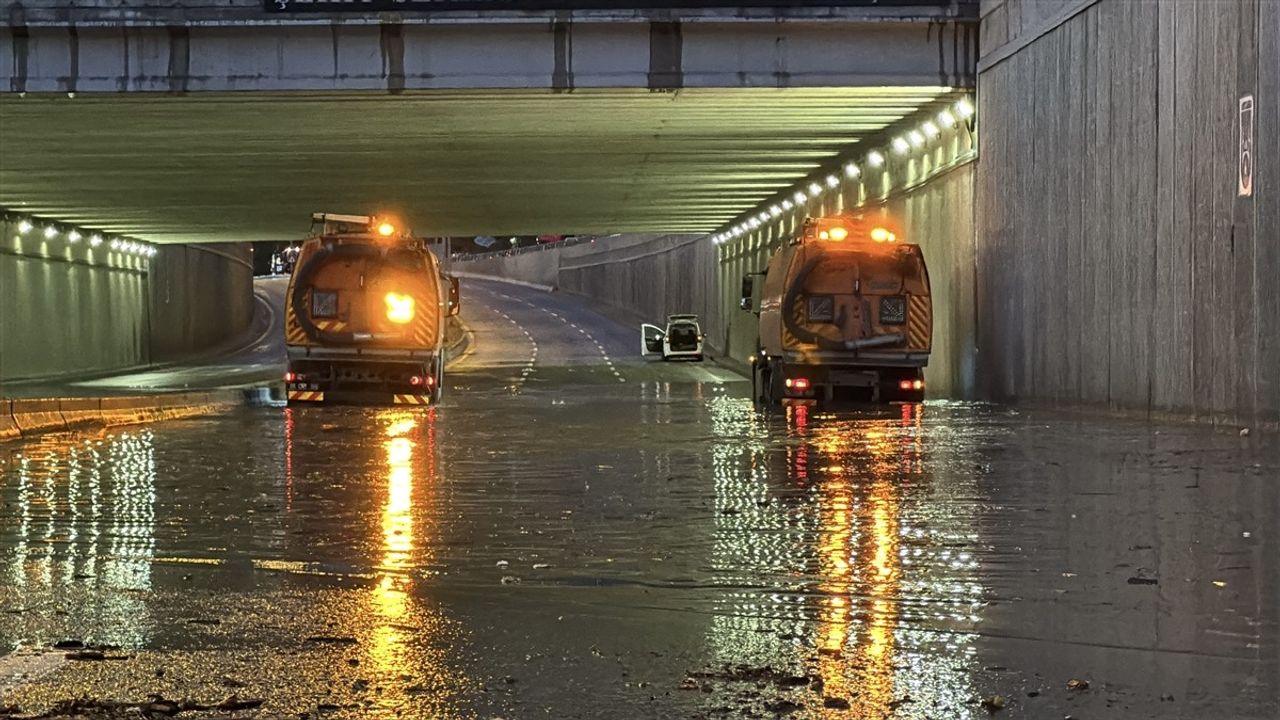 Ankara'nın Mamak İlçesinde Kısa Süreli Sağanak Hayatı Olumsuz Etkiledi