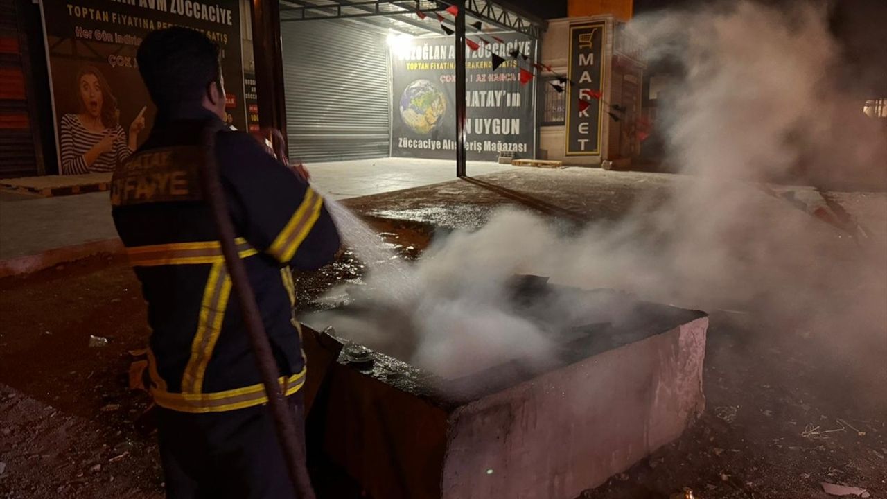 Antakya'da züccaciye önündeki yağmur suyu giderinde çıkan yangın söndürüldü