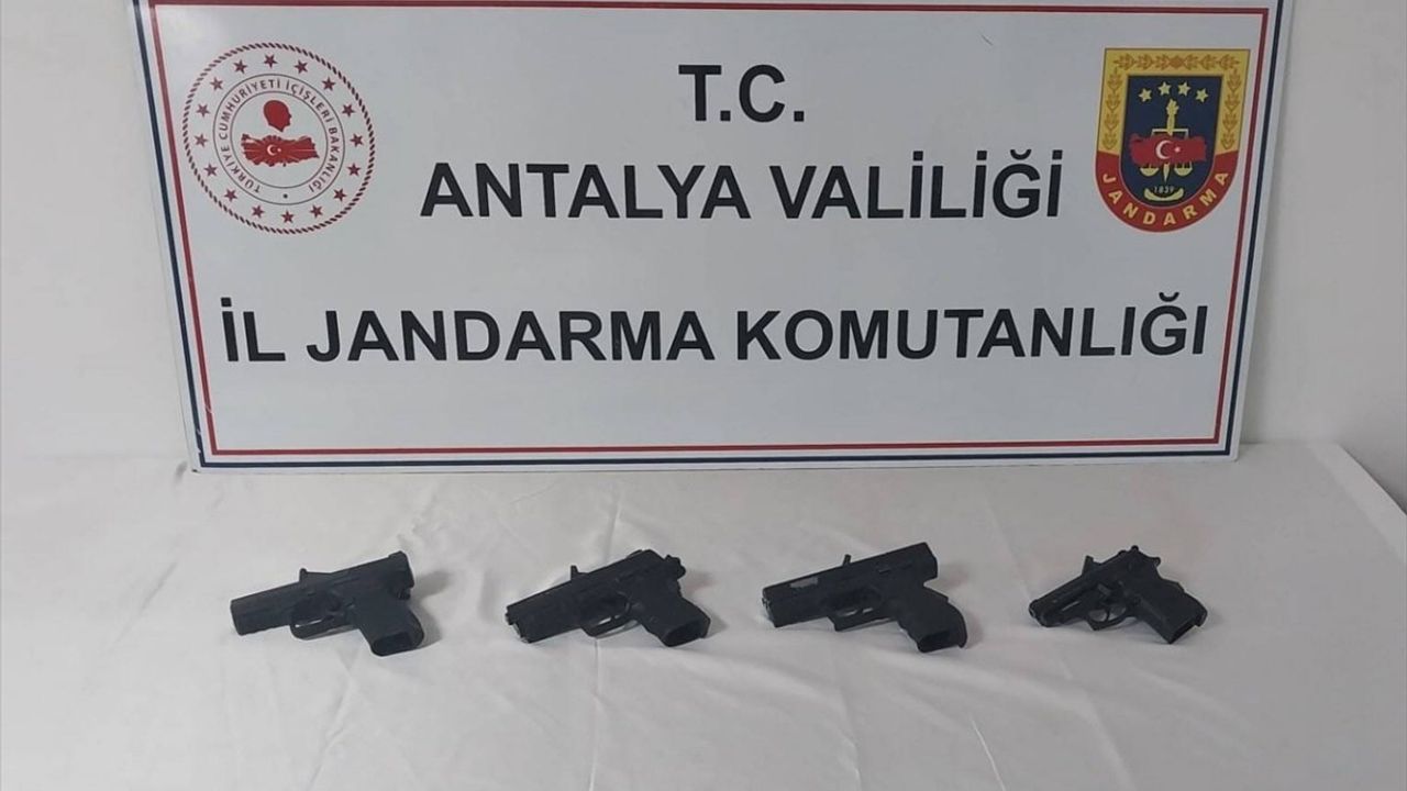 Antalya Aksu'da kaçak silah operasyonu: 4 gözaltı, 4 ruhsatsız tabanca ele geçirildi