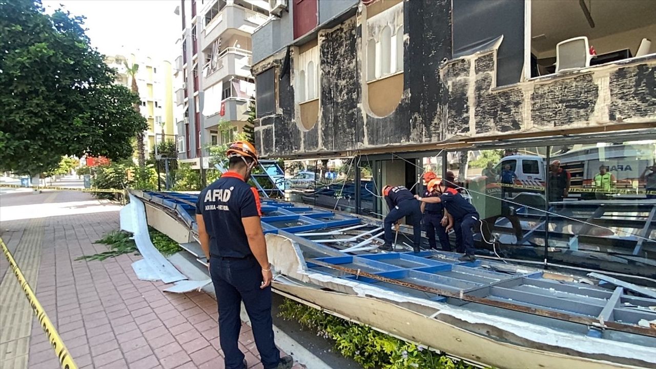 Antalya'da 5 katlı binanın reklam panolarını taşıyan dış cephe kaplaması düştü