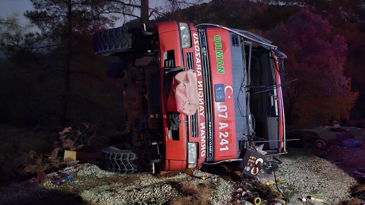 Antalya'da arazöz devrildi: 2 personel yaralandı