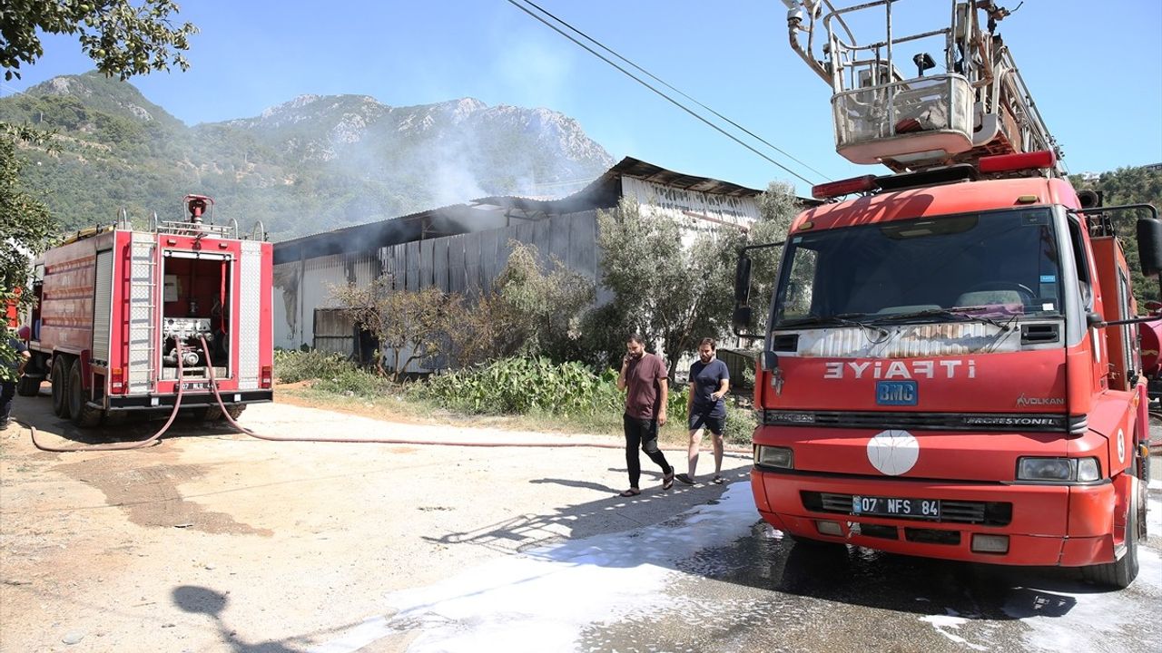 Antalya'da Mobilya Atölyesinde Yangın Kontrol Altına Alındı