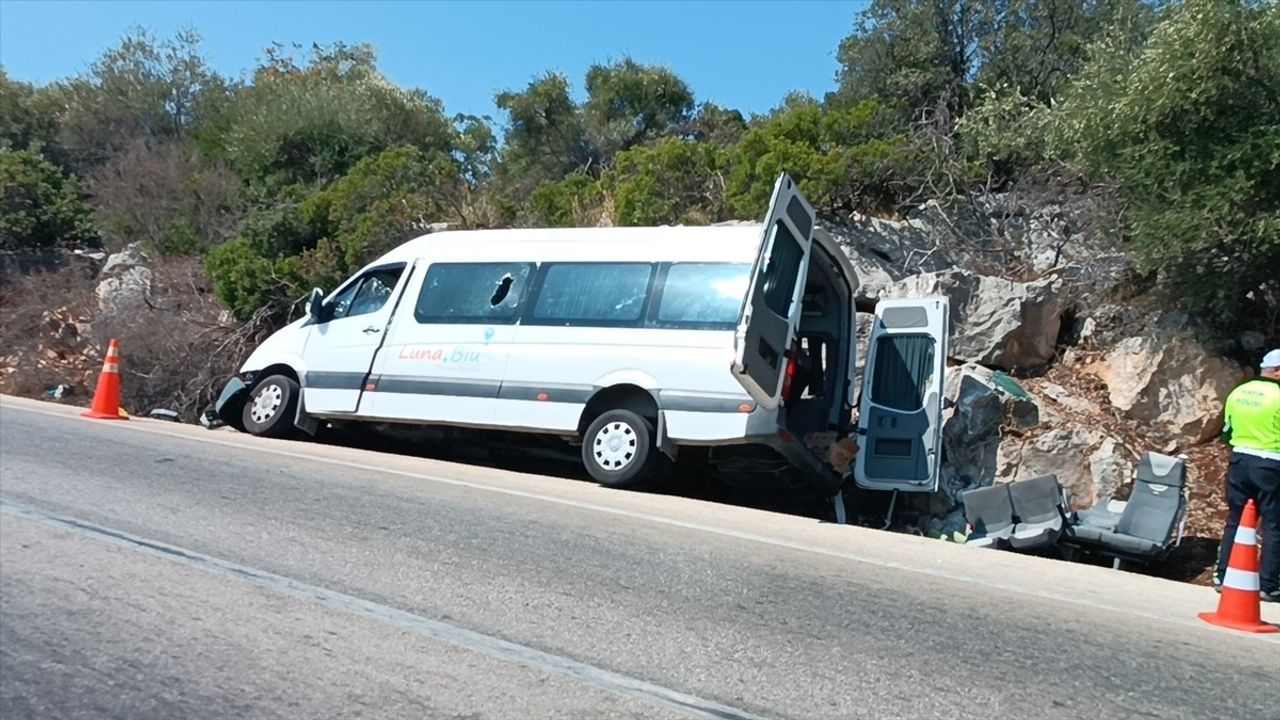 Antalya'da Tur Minibüsü Kazası: 17 Yaralı