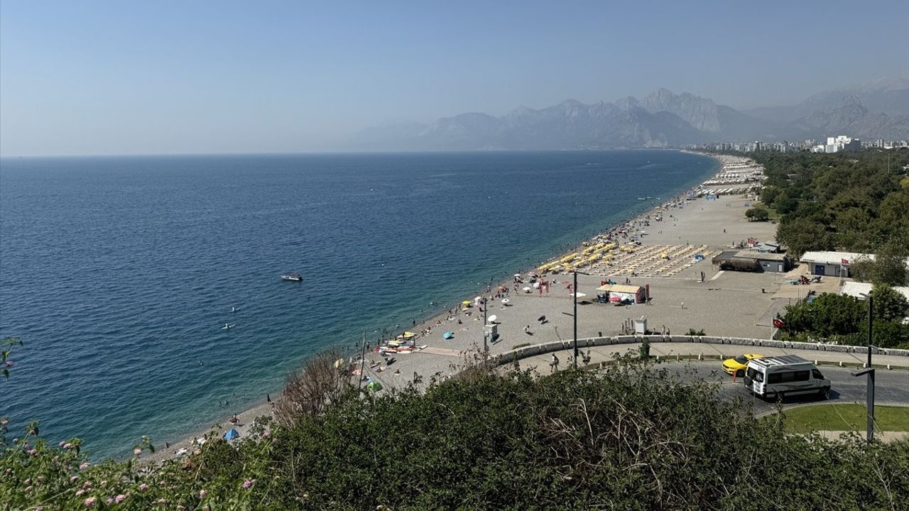 Antalya'da yüksek nem ve sıcaklık bunaltıyor; sahiller doldu