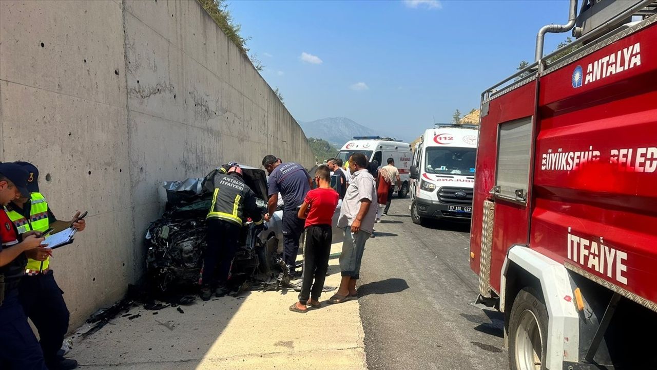 Antalya-Isparta kara yolunda tır dorsesine çarpan otomobilde 3 kişi yaralandı