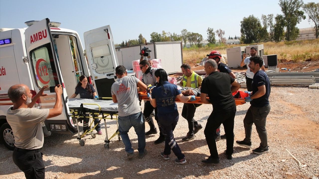Antalya Konyaaltı'da Teknokent inşaatında su kuyusundan düşen işçi itfaiye ekiplerince kurtarıldı
