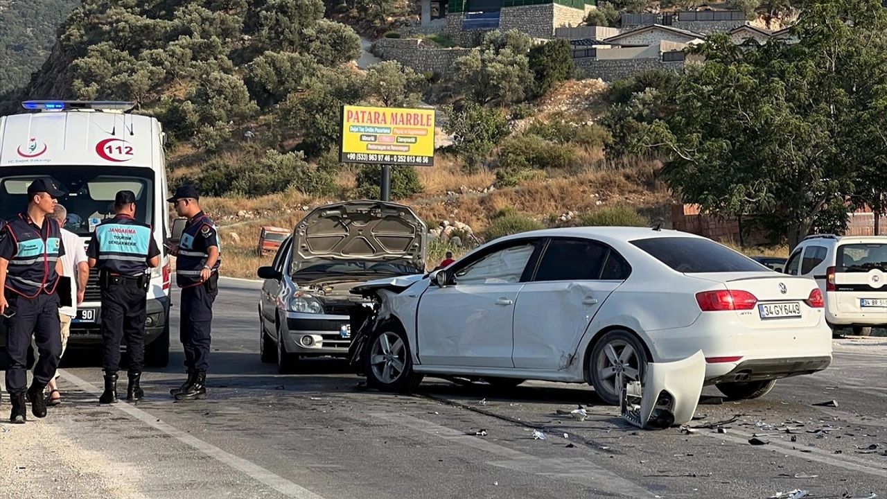 Antalya'nın Kaş İlçesinde Üç Otomobilin Çarpışması Sonucu 7 Kişi Yaralandı