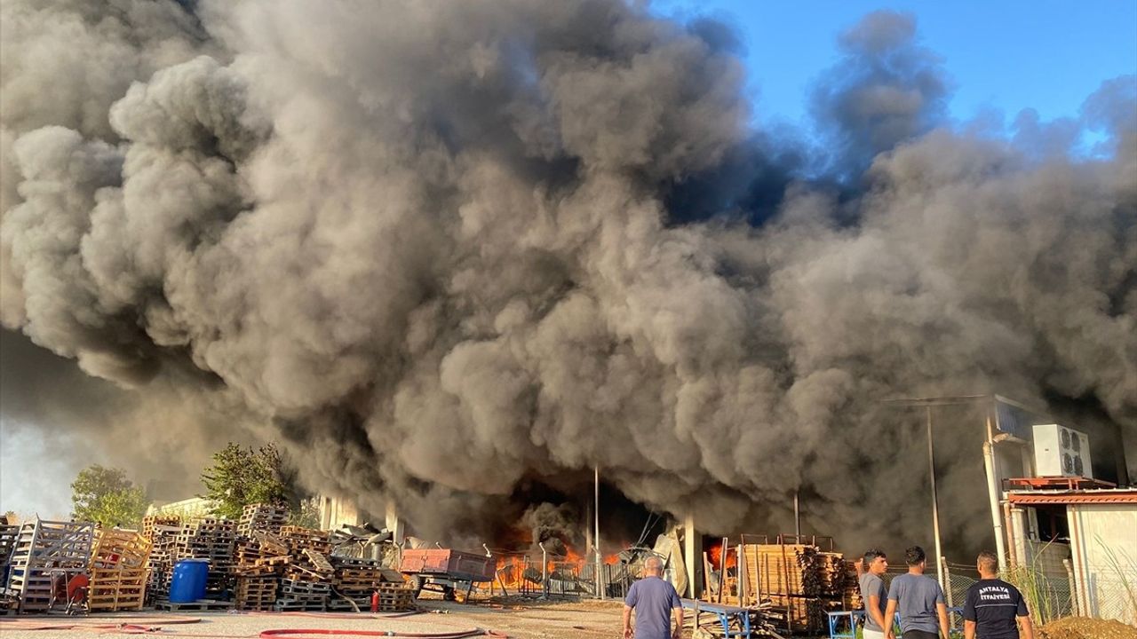 Antalya Serik'te iki depoda çıkan yangın itfaiye müdahalesiyle kontrol altına alındı