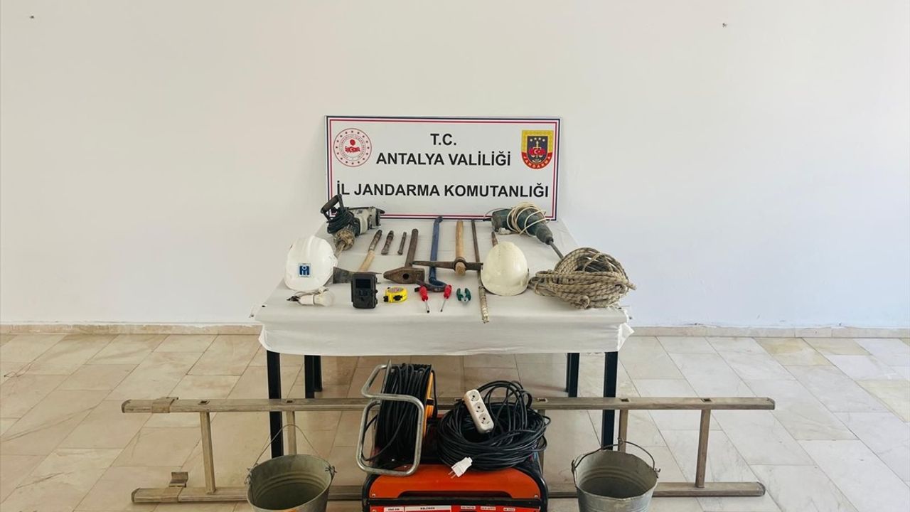 Antalya Serik'te izinsiz kazı operasyonu: 4 şüpheli suçüstü yakalandı