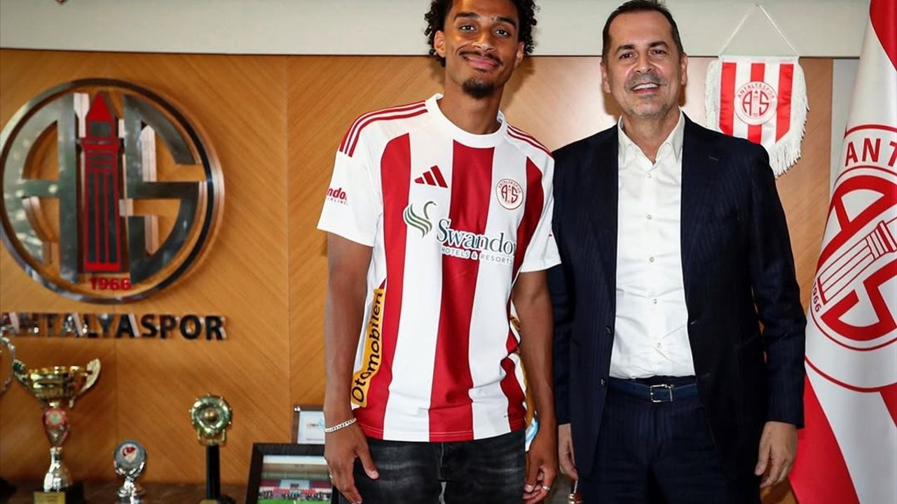 Antalyaspor, Gambiyalı orta saha Jesper Ceesay ile 3 yıllık sözleşme imzaladı