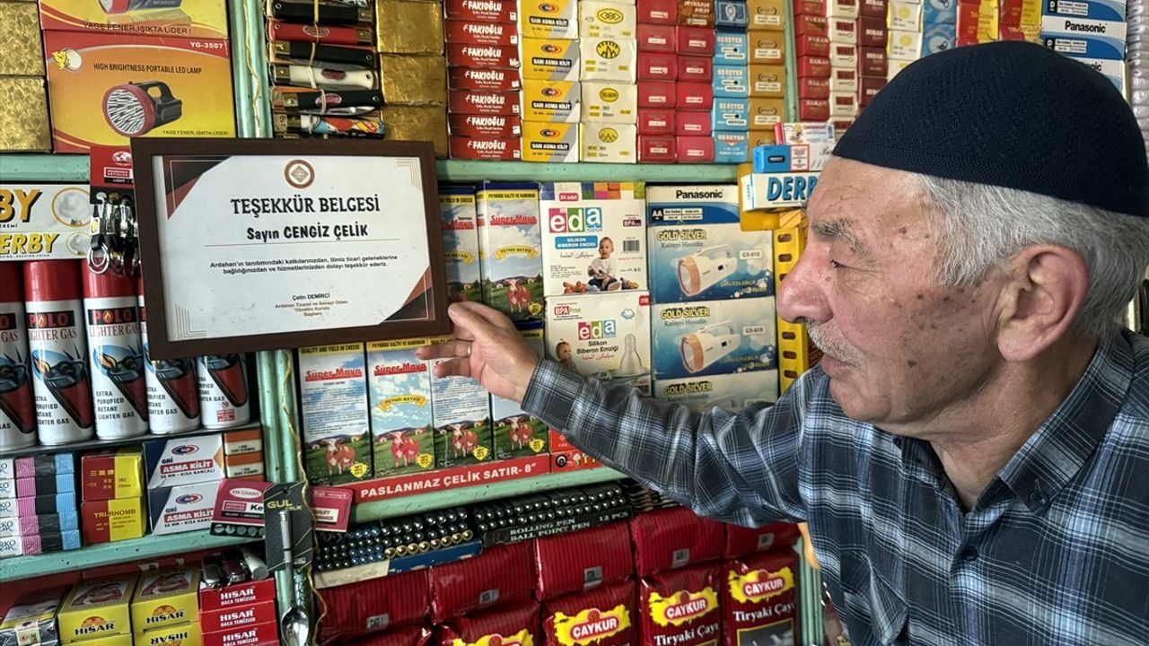 Ardahan'da 57 yıldır bakkal işleten Cengiz Çelik'e düzen ve temizliği nedeniyle teşekkür belgesi