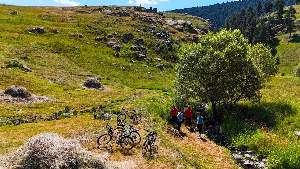 Ardahan'da bisikletçiler 30 Ağustos Zafer Bayramı için Kalecik Kalesi'ne pedal çevirdi