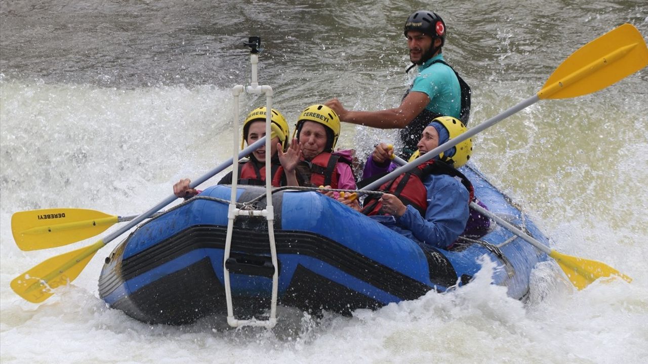 Ardeşen'de ziyaretçiler Fırtına Deresi'nde 10 kilometrelik rafting deneyimi yaşadı