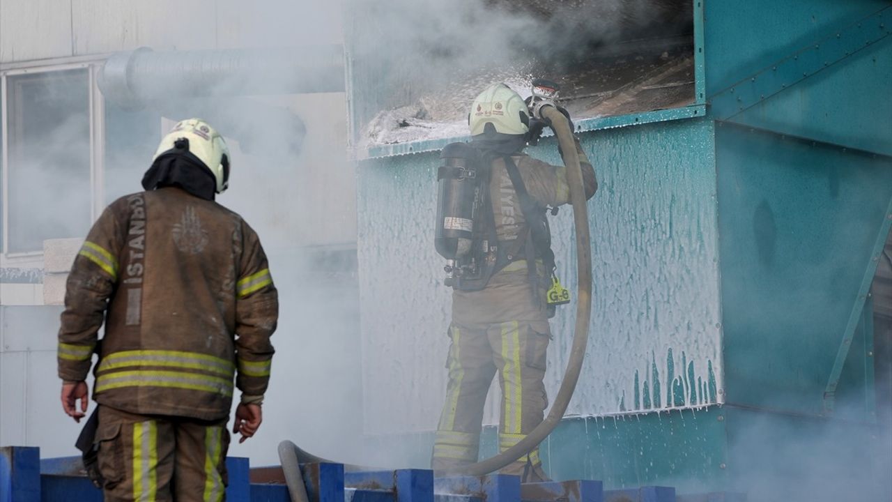 Arnavutköy'de 4 katlı fabrikada çıkan yangın söndürüldü