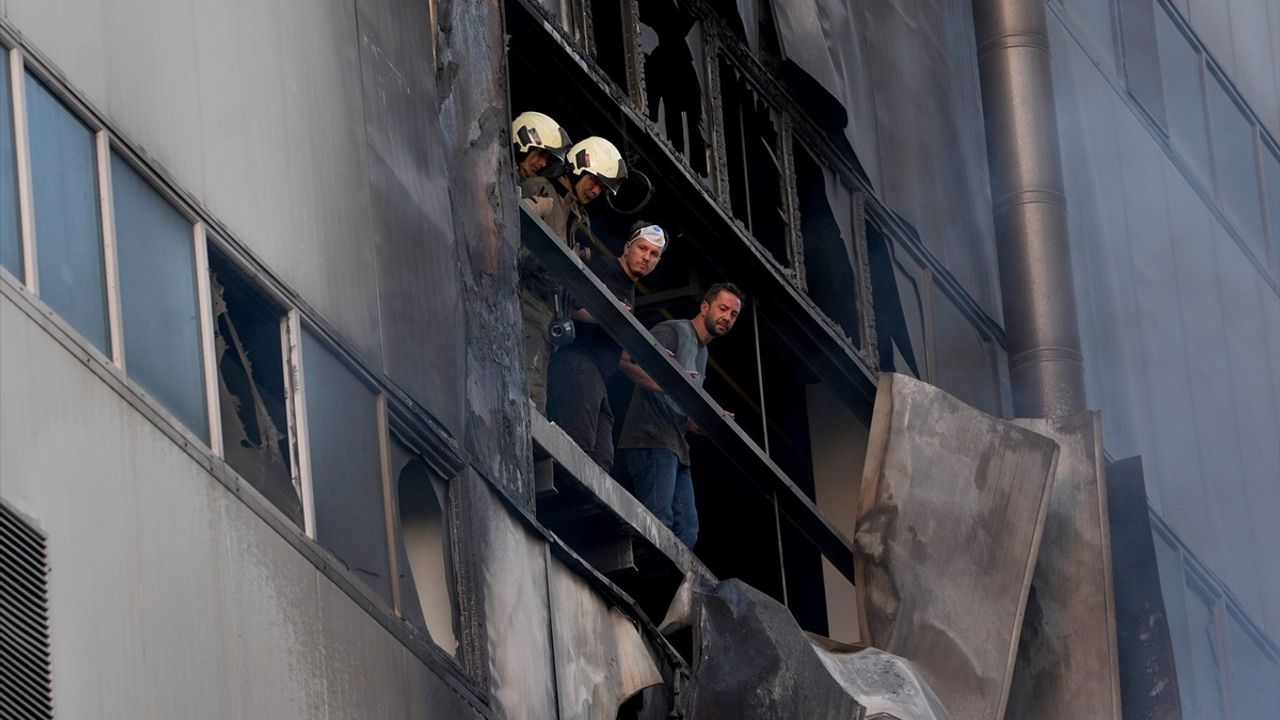 Arnavutköy'de 4 katlı fabrikada yangın: İtfaiye müdahalesi sürüyor