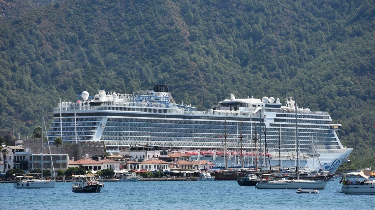 Aroya kruvaziyeri 2 bin 684 yolcuyla Marmaris Limanı'na yanaştı