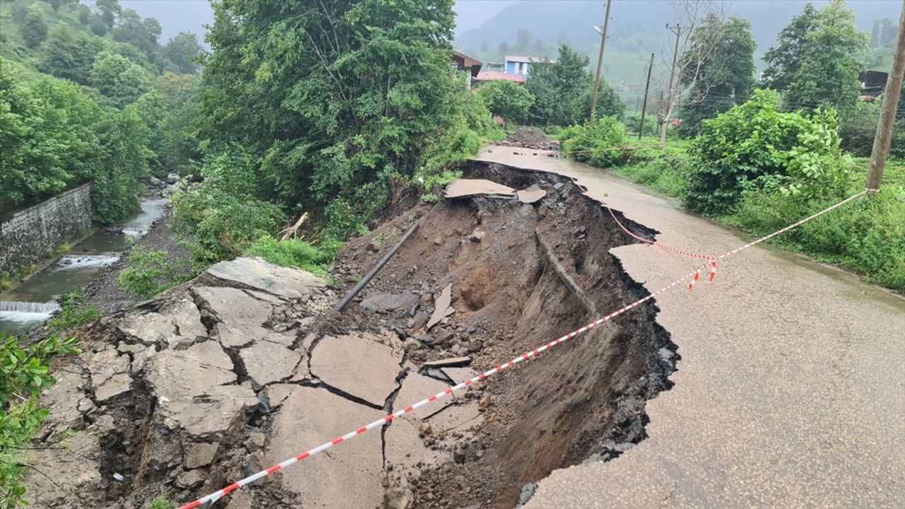Artvin Kemalpaşa'da heyelan: Köprücü ve Çayeli köylerine giden grup yolu ulaşıma kapandı