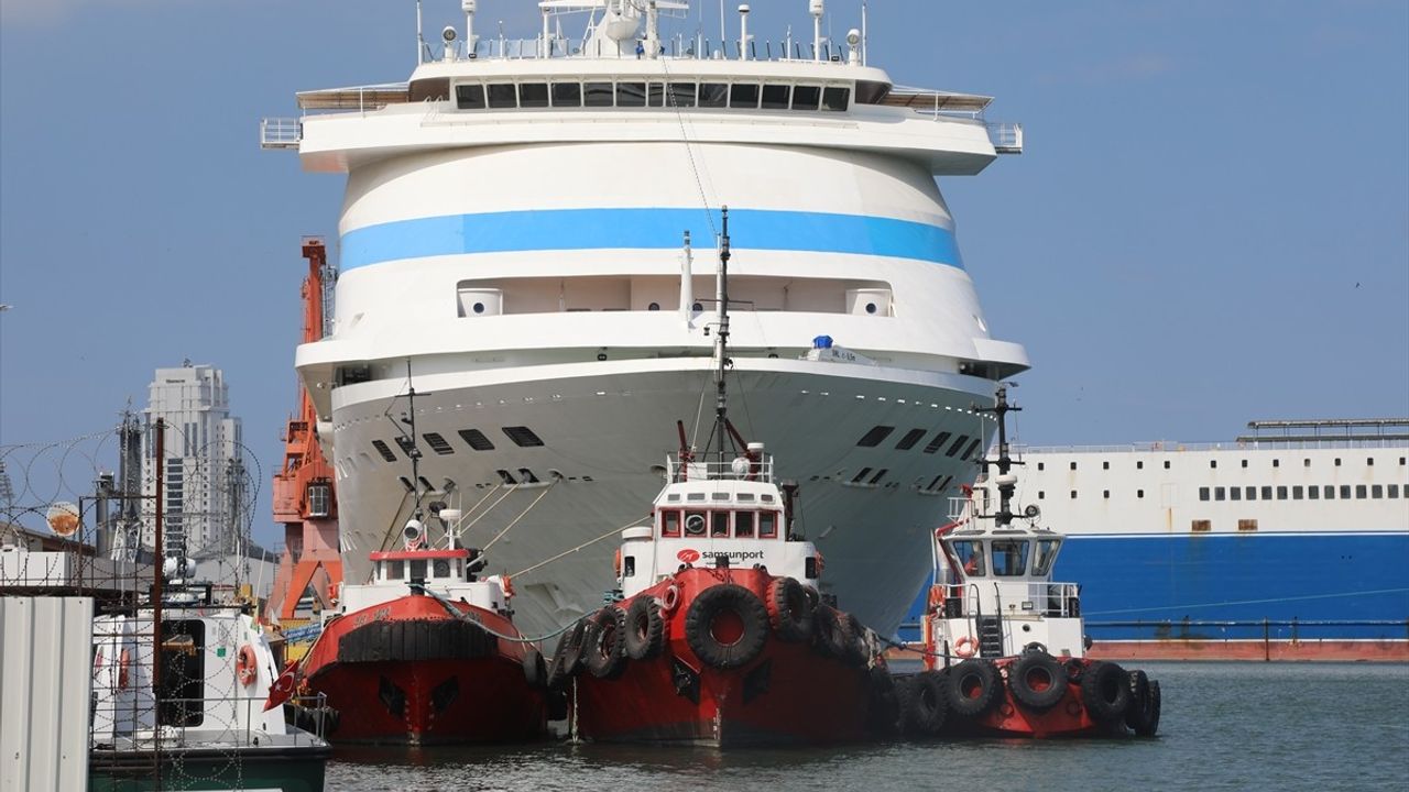 Astoria Grande kruvaziyeri 1117 yolcu ve 444 mürettebatla Samsun Limanı'na yanaştı