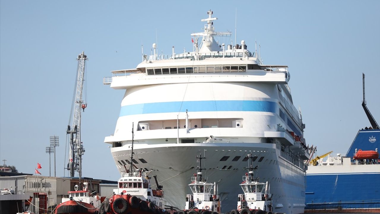 Astoria Grande kruvaziyeri 994 yolcu ve 450 mürettebatla Samsun Limanı'na demirledi