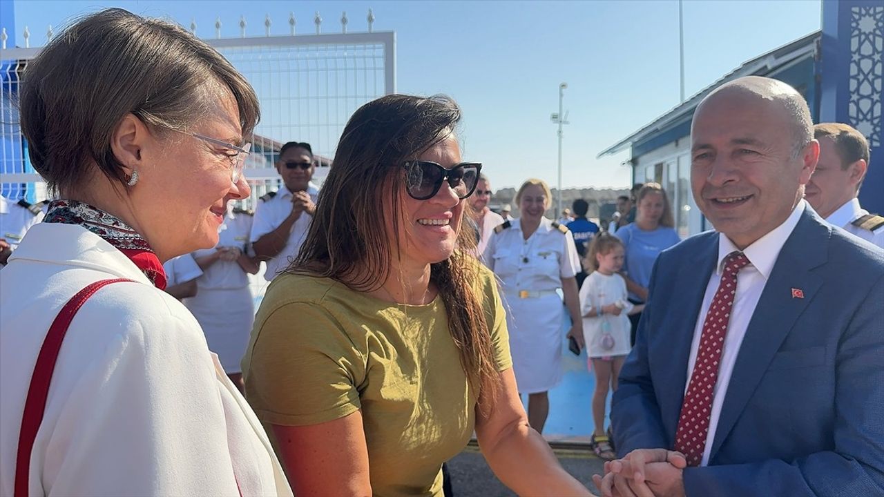 Astoria Grande kruvaziyeri Amasra'ya demirledi — 995 yolcu ile 100 bininci ziyaretçiye sürpriz karşılama