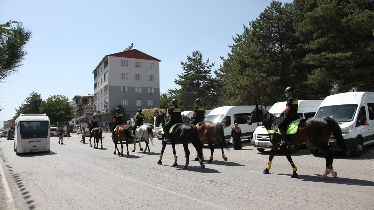 Atlı Polis Birliği, Malazgirt Zaferi'nin 954. yılı etkinlikleri için Ahlat'ta devriye yaptı