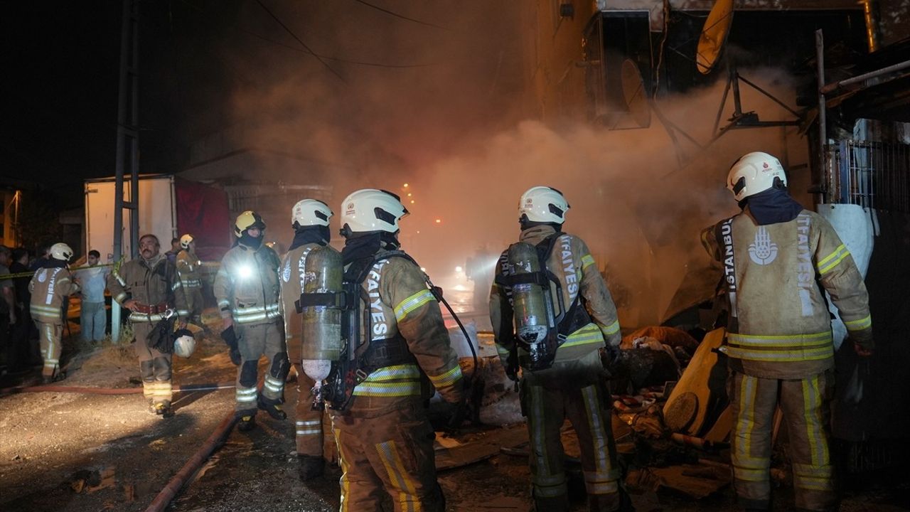 Avcılar'da çorap atölyesindeki yangın itfaiye tarafından kontrol altına alındı