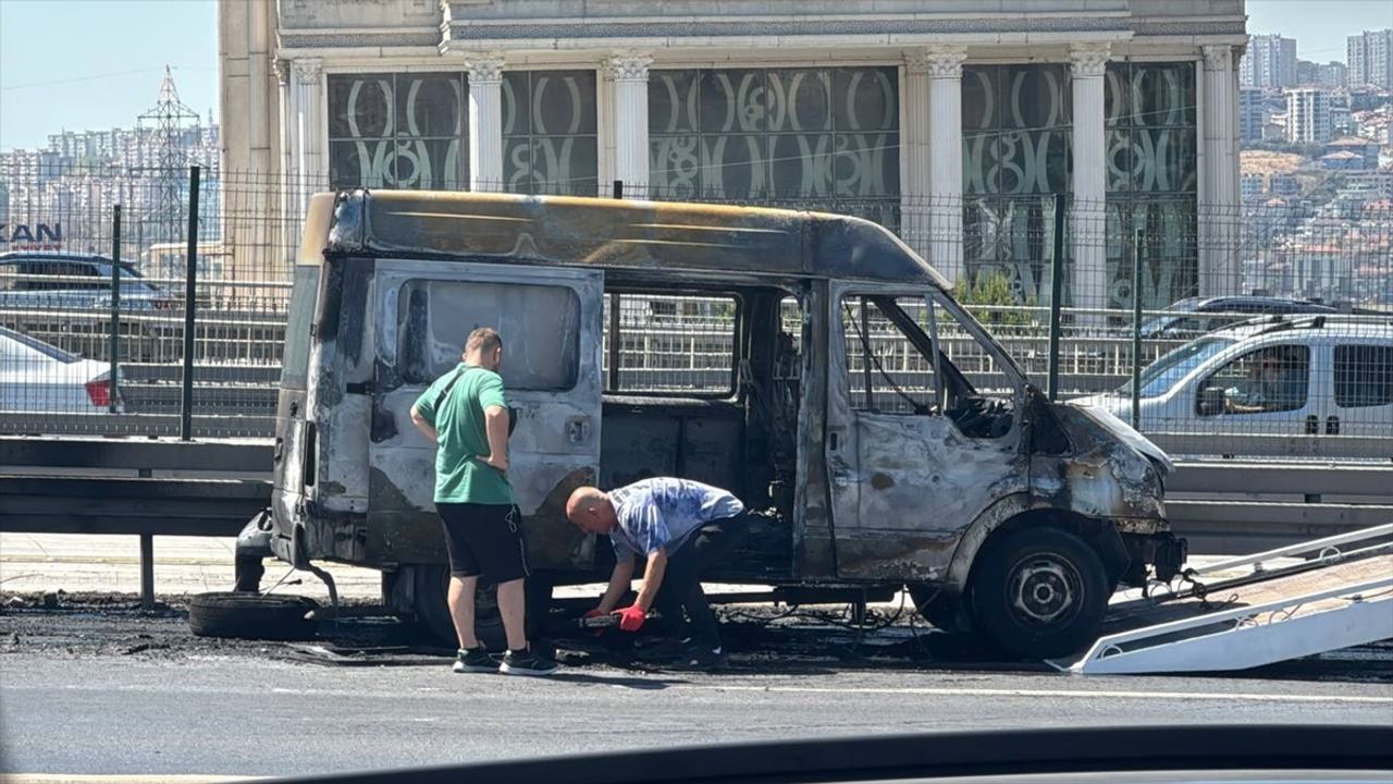 Avcılar'da hareket halindeki minibüste yangın, araç kullanılamaz hale geldi