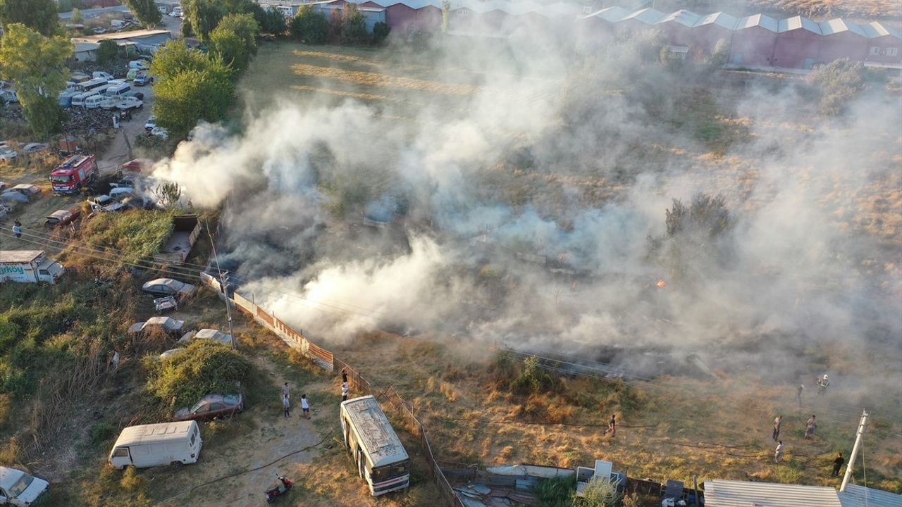 Aydın'da yediemin otoparkında yangın: 5 araç ve 30 motosiklet hasar gördü