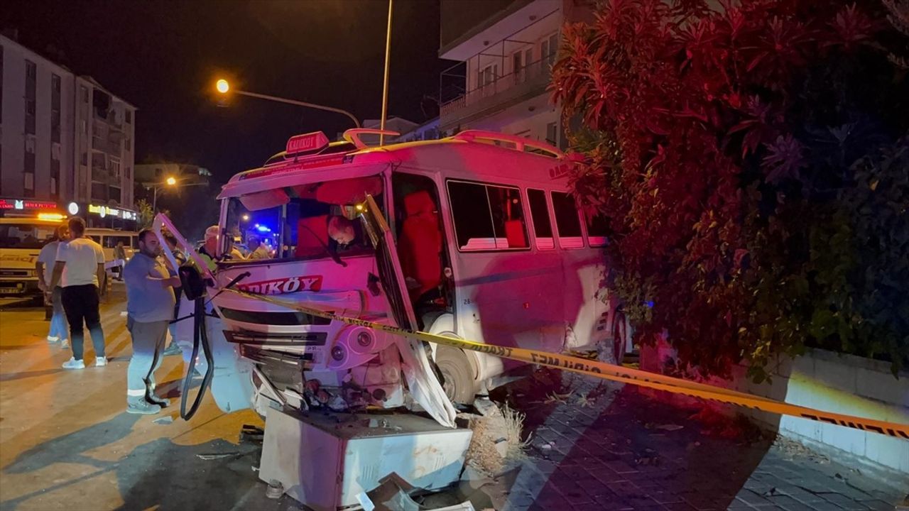 Aydın Efeler'de minibüs ile otomobil çarpıştı: 11 kişi yaralandı