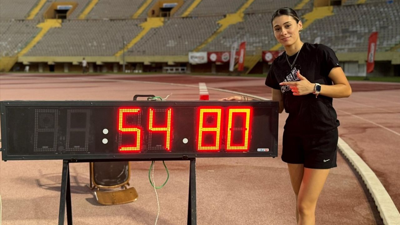 Aysel Önder, İzmir'de kadınlar 400 m T20 dünya rekorunu 54.80'e taşıdı