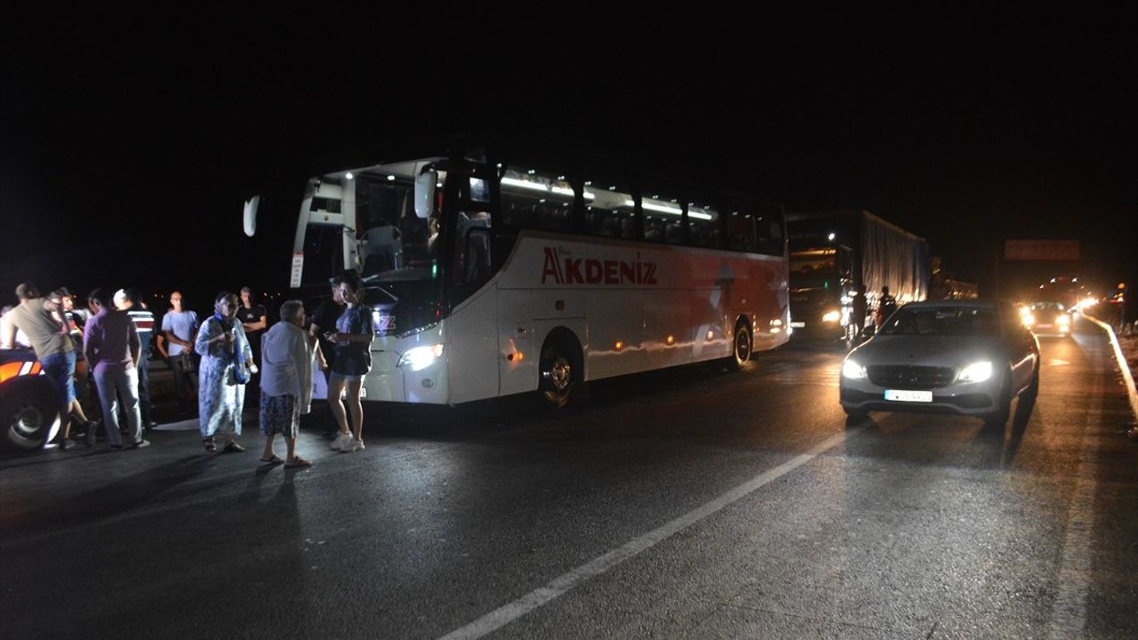 Ayvalık'ta zincirleme trafik kazası: 1 ölü, 3 yaralı