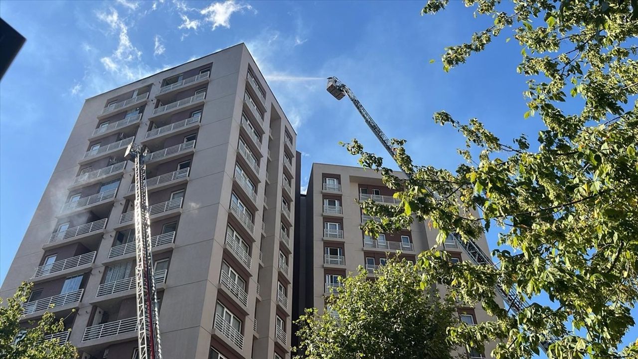 Bağcılar'da Çatı Yangını: İtfaiye Ekipleri Mahsur Kalanları Kurtardı