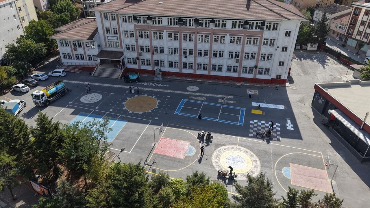 Bağcılar'da okul bahçelerine geleneksel oyun alanları hazırlandı