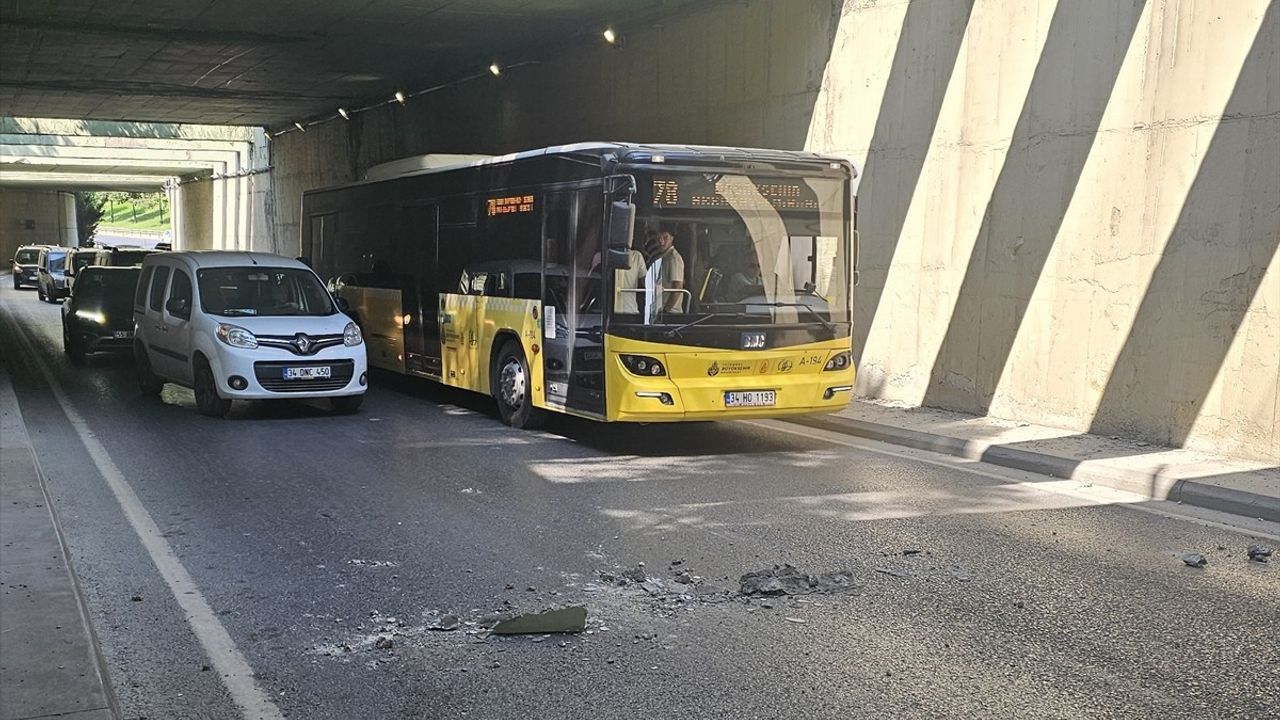 Bağcılar'da Taşocağı Yolu Alt Geçidinde Düşen Beton Parçaları Trafiği Tehlikeye Düşürdü